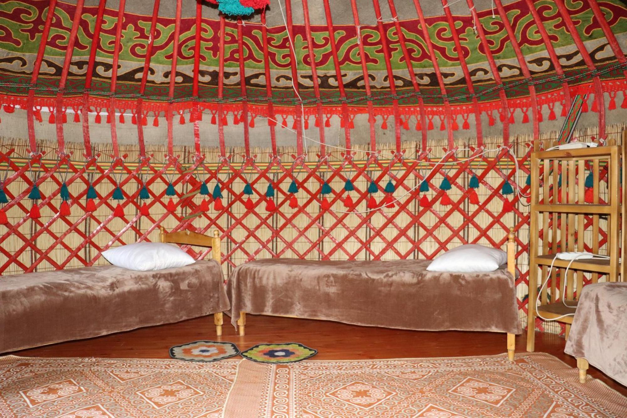 Happy Nomads Yurts & Hostel Karakol Eksteriør bilde