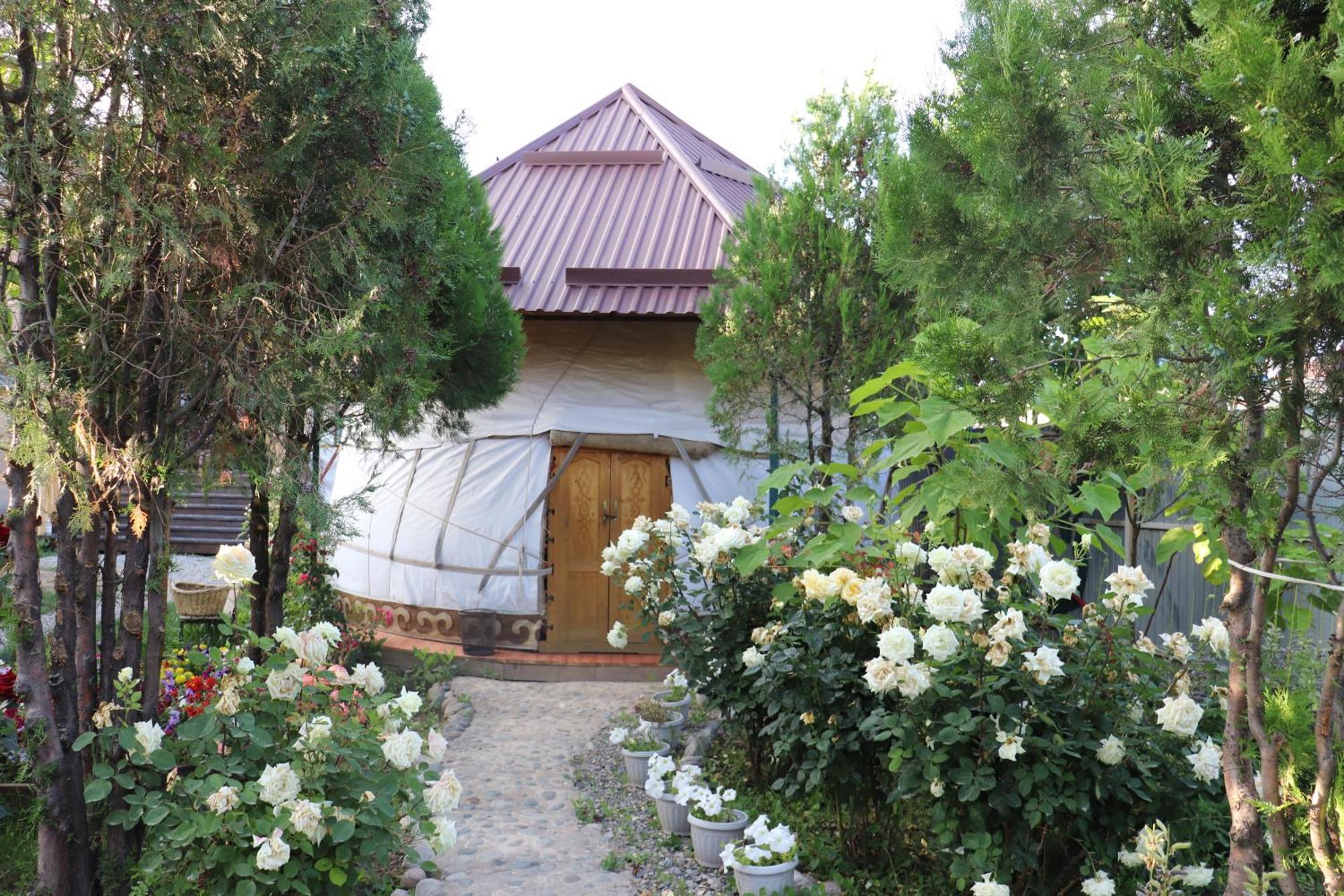Happy Nomads Yurts & Hostel Karakol Eksteriør bilde