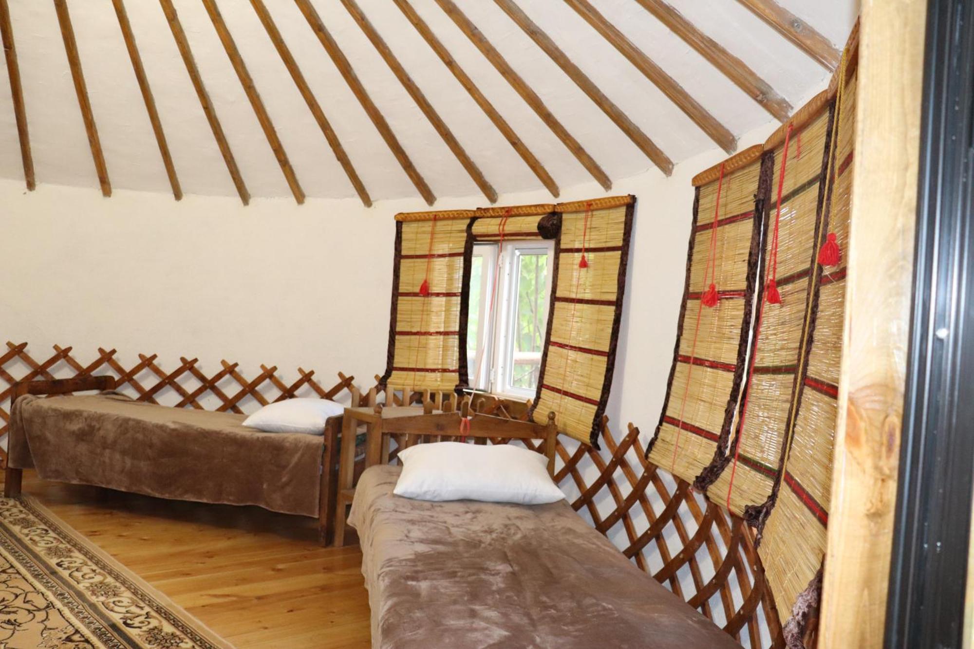 Happy Nomads Yurts & Hostel Karakol Eksteriør bilde