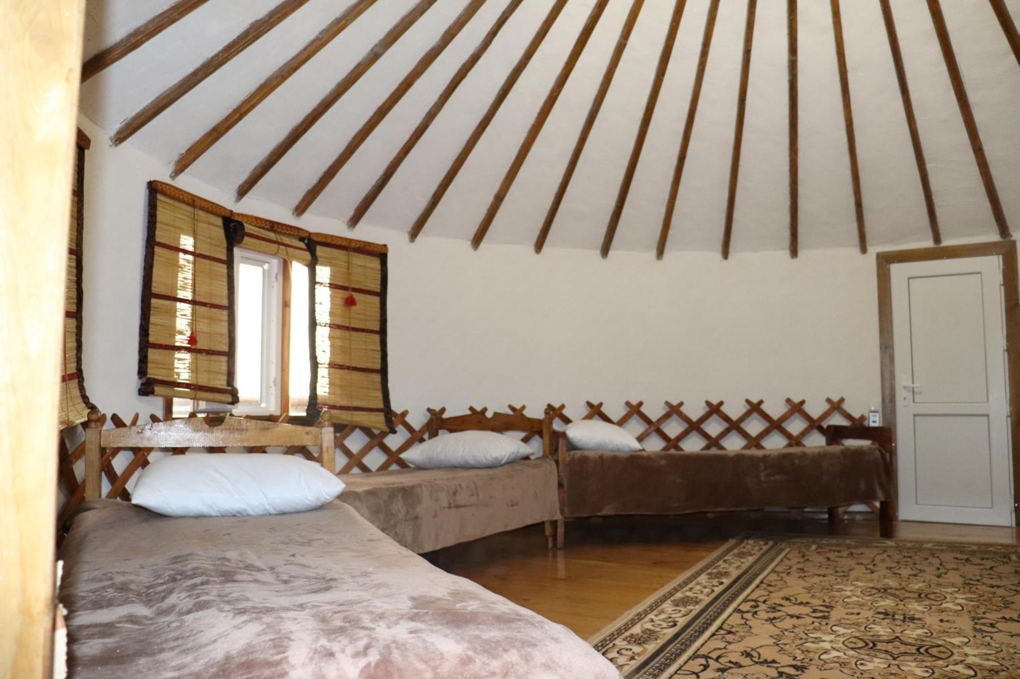 Happy Nomads Yurts & Hostel Karakol Eksteriør bilde
