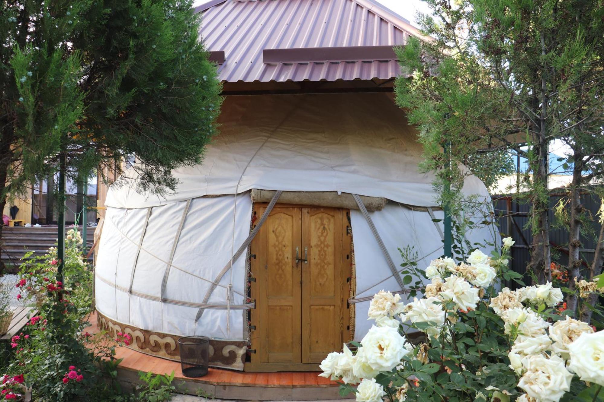 Happy Nomads Yurts & Hostel Karakol Eksteriør bilde