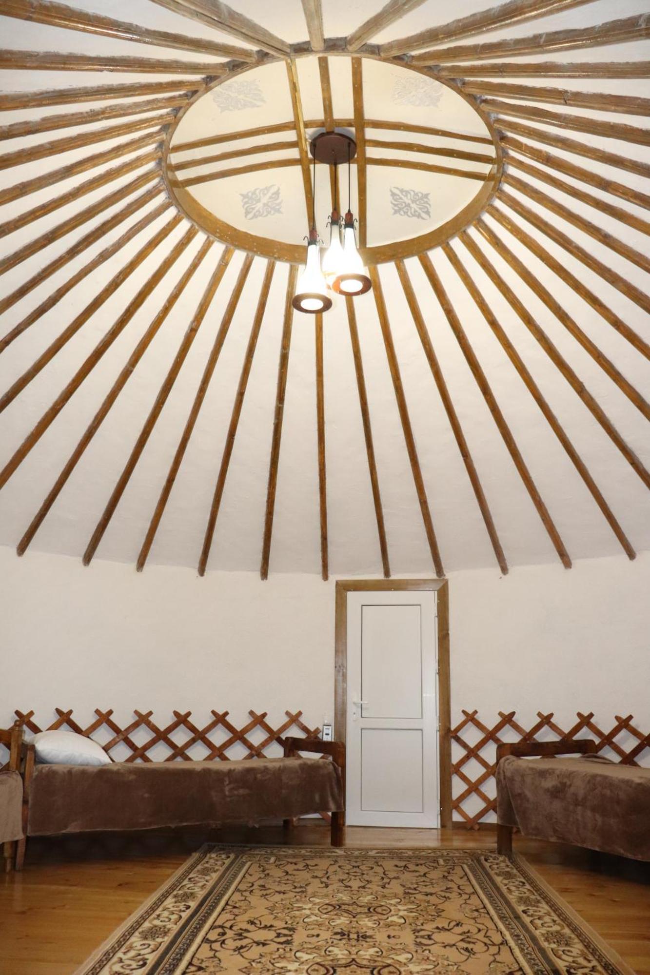 Happy Nomads Yurts & Hostel Karakol Eksteriør bilde