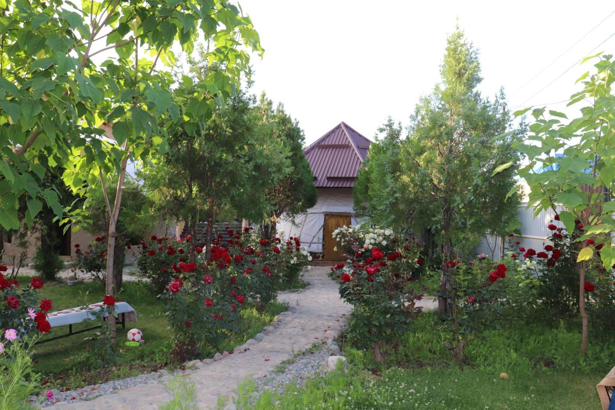 Happy Nomads Yurts & Hostel Karakol Eksteriør bilde