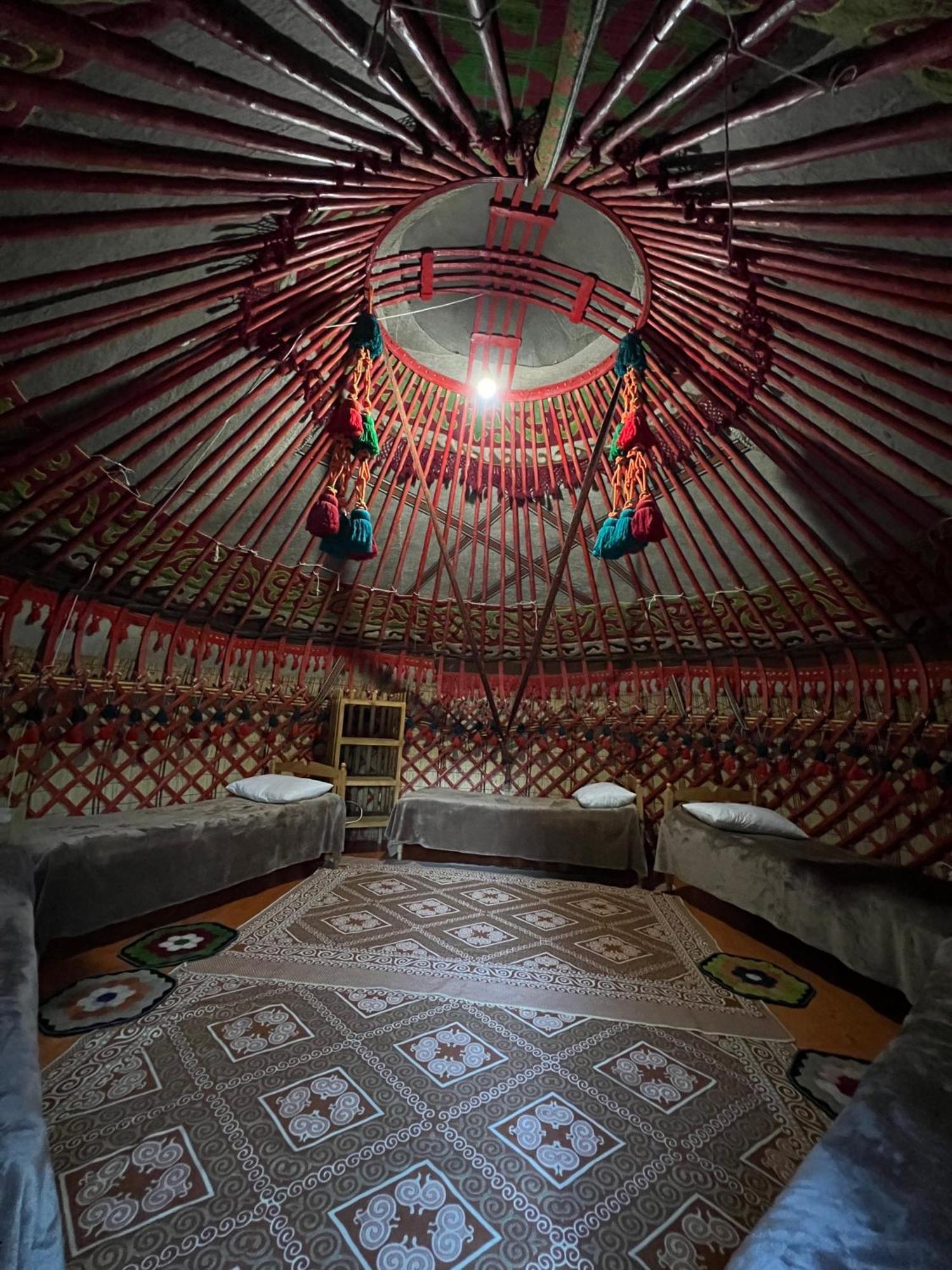 Happy Nomads Yurts & Hostel Karakol Eksteriør bilde