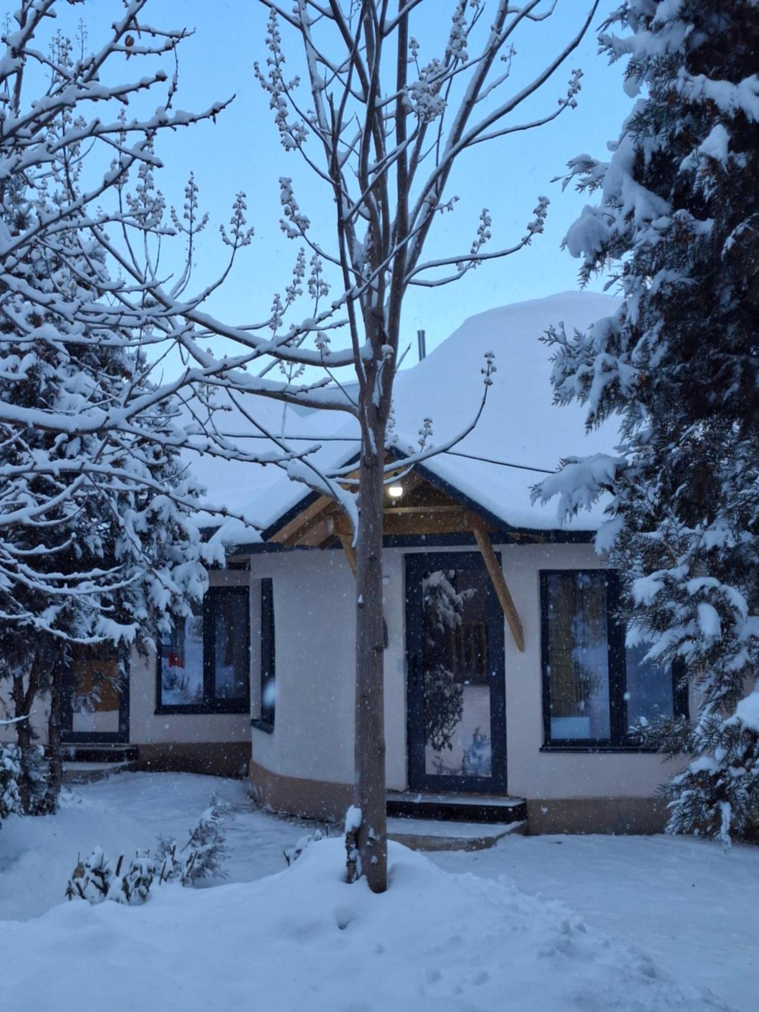 Happy Nomads Yurts & Hostel Karakol Eksteriør bilde