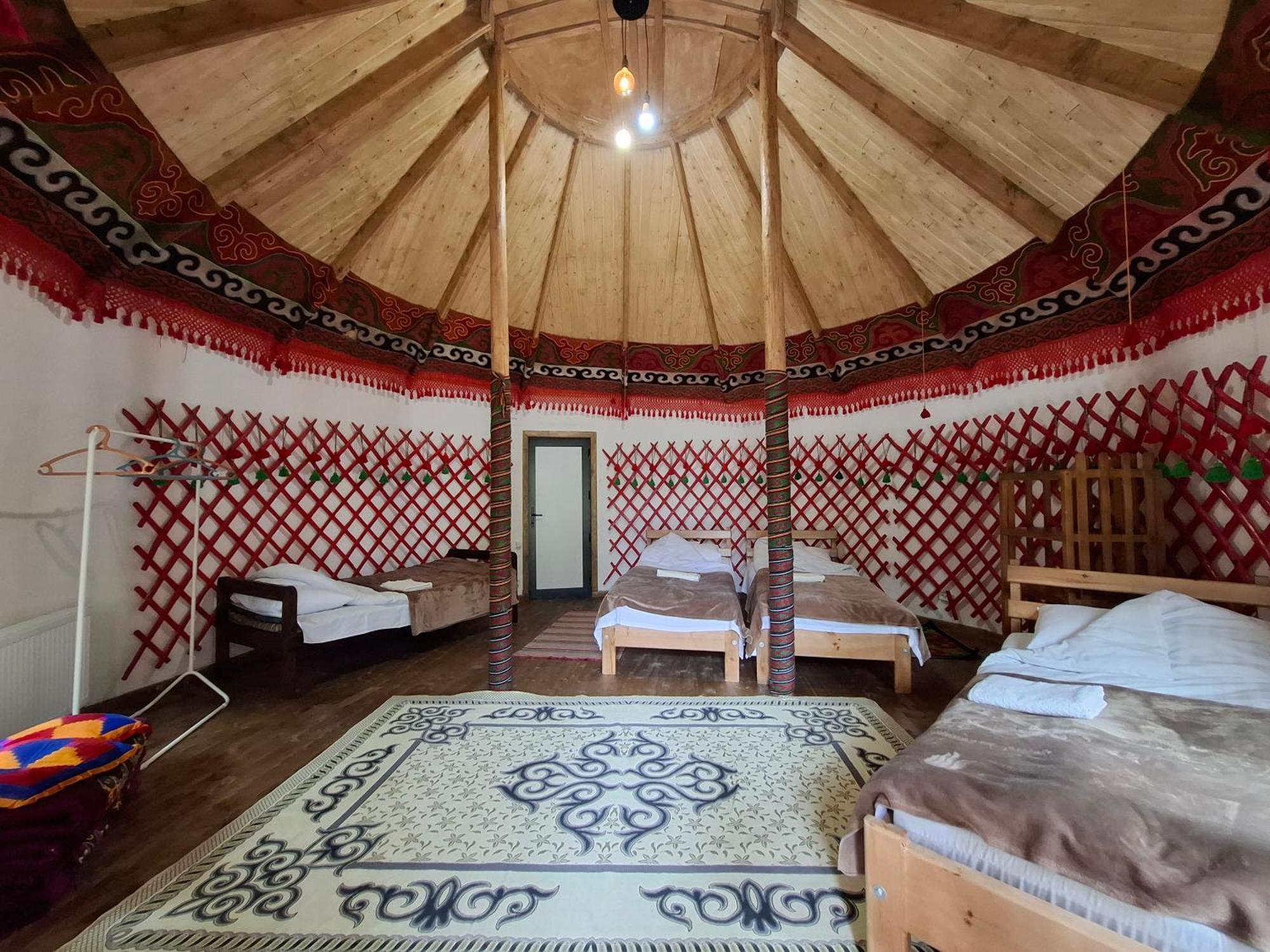 Happy Nomads Yurts & Hostel Karakol Eksteriør bilde