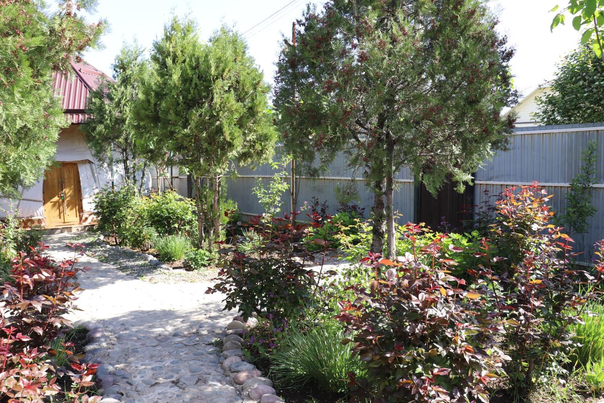 Happy Nomads Yurts & Hostel Karakol Eksteriør bilde